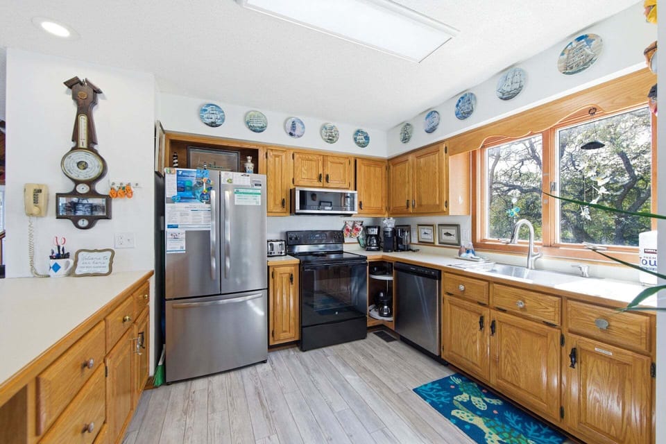 NH256: Pookie's and Bubba's Cottage | Kitchen Area - Island Seating for 2, Screened Porch Access