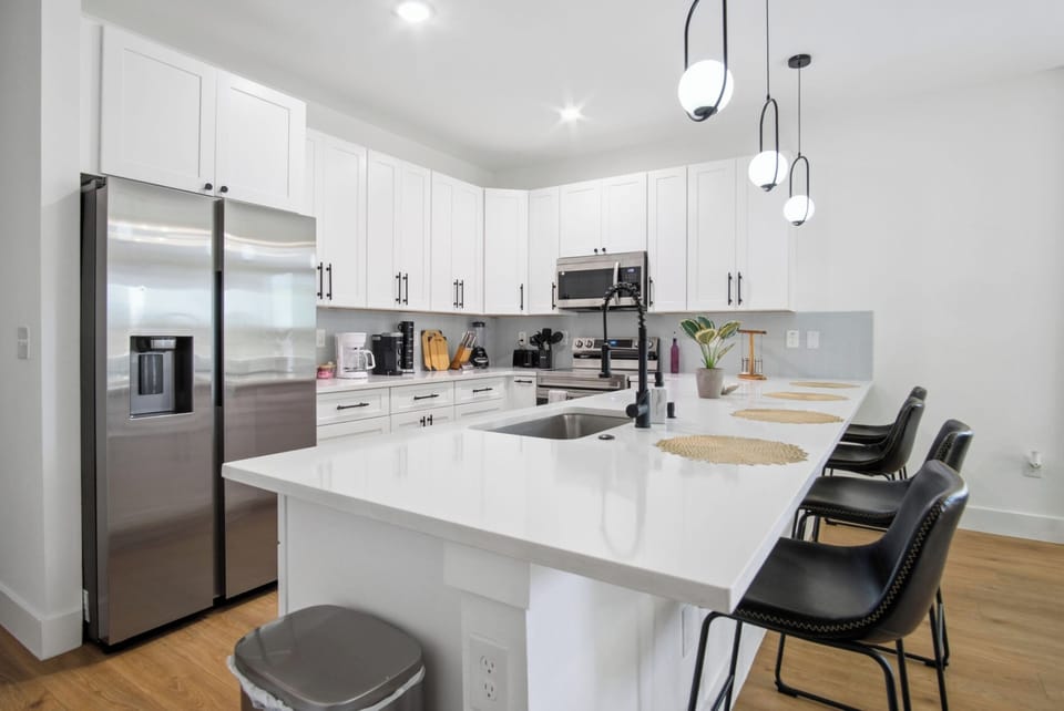 Apartment (3 Bedrooms) | Private kitchen | Microwave, oven, coffee/tea maker, dining tables