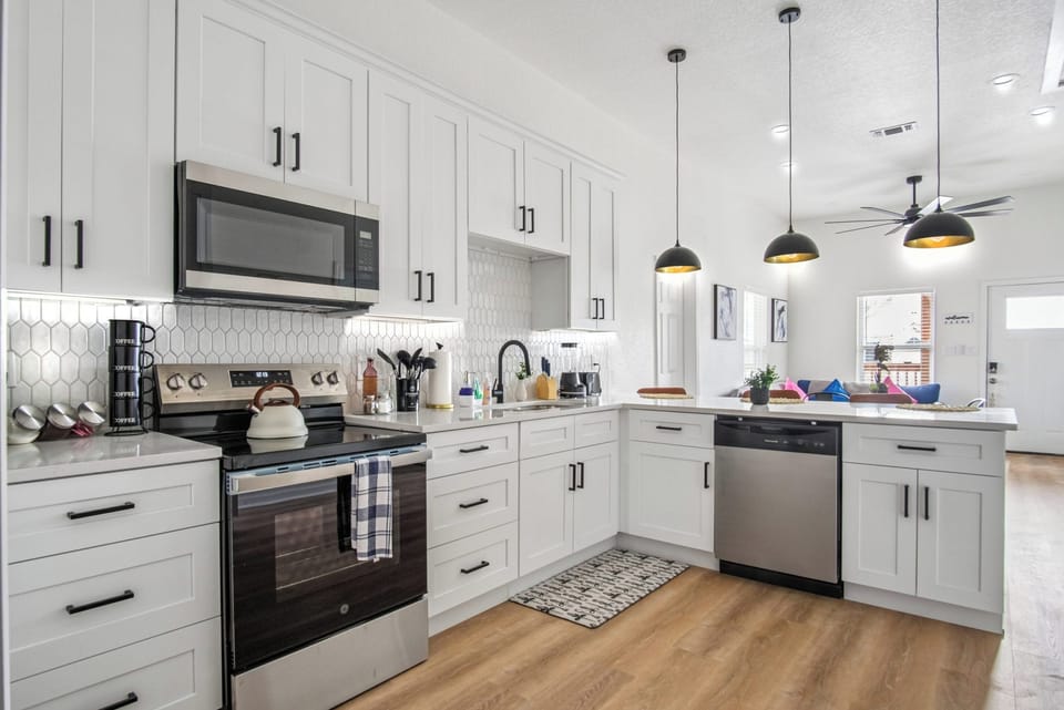Apartment (3 Bedrooms) | Private kitchen | Microwave, oven, coffee/tea maker, dining tables