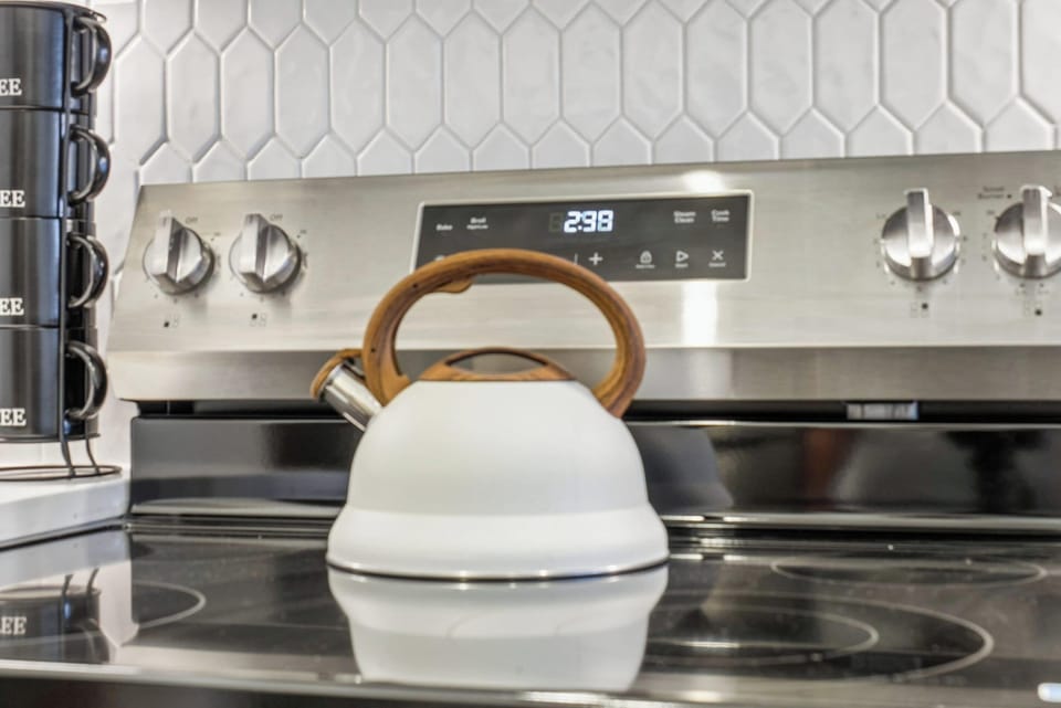 Apartment (3 Bedrooms) | Private kitchen | Microwave, oven, coffee/tea maker, dining tables