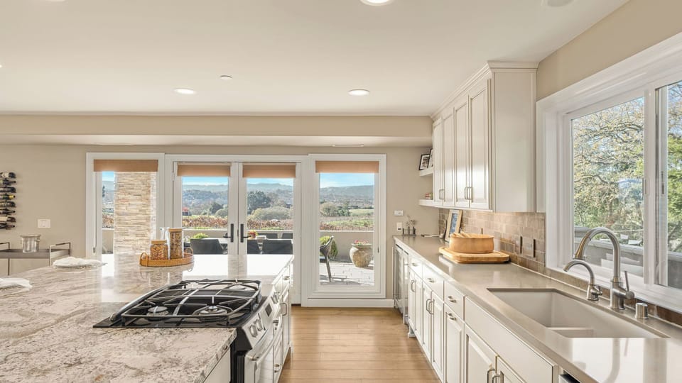 House (6 Bedrooms) | Interior