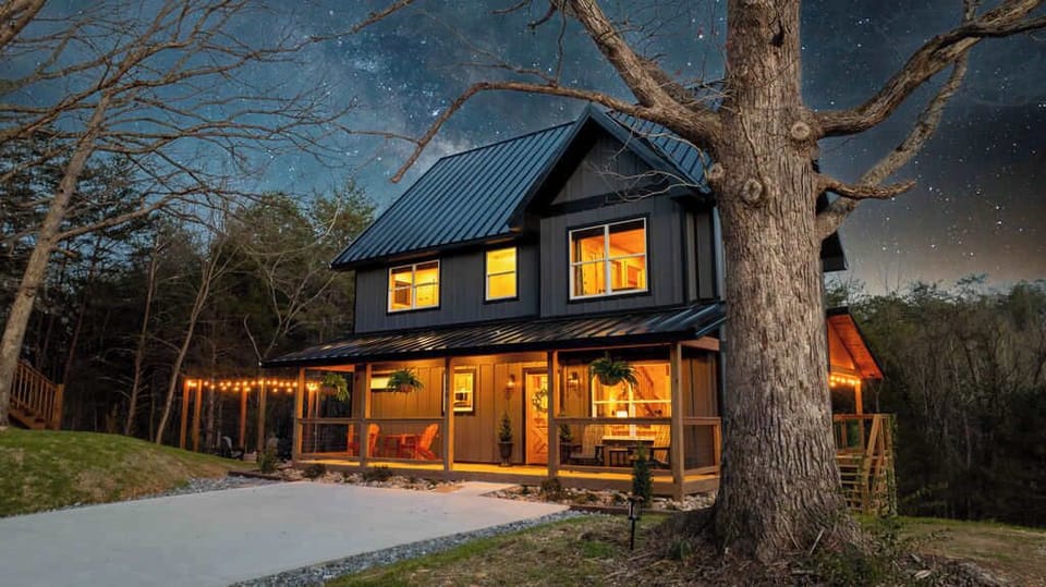 Exterior Shot of Cabin with Long Flat Driveway for Parking. Suitable for 4 Large vehicles. Can hold even a small trailer. 