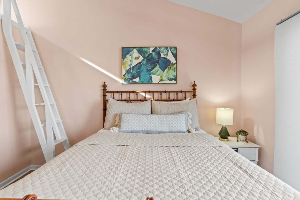 Master Queen Bedroom ~ Loft ~ Private Balcony ~ Smart TV