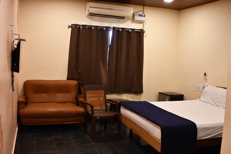 Deluxe Double or Twin Room | Desk, laptop workspace, free WiFi