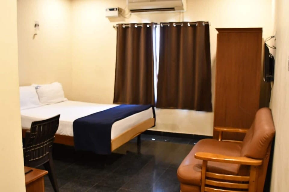Deluxe Double or Twin Room | Desk, laptop workspace, free WiFi