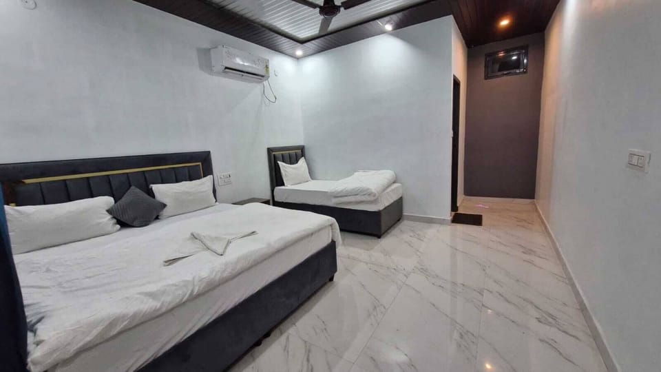Deluxe Double Room | Desk, laptop workspace, free WiFi