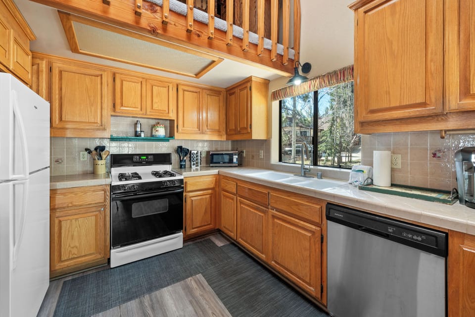 Signature Cabin, 4 Bedrooms, Hot Tub, Mountain View | Private kitchen | Fridge, microwave, oven, stovetop