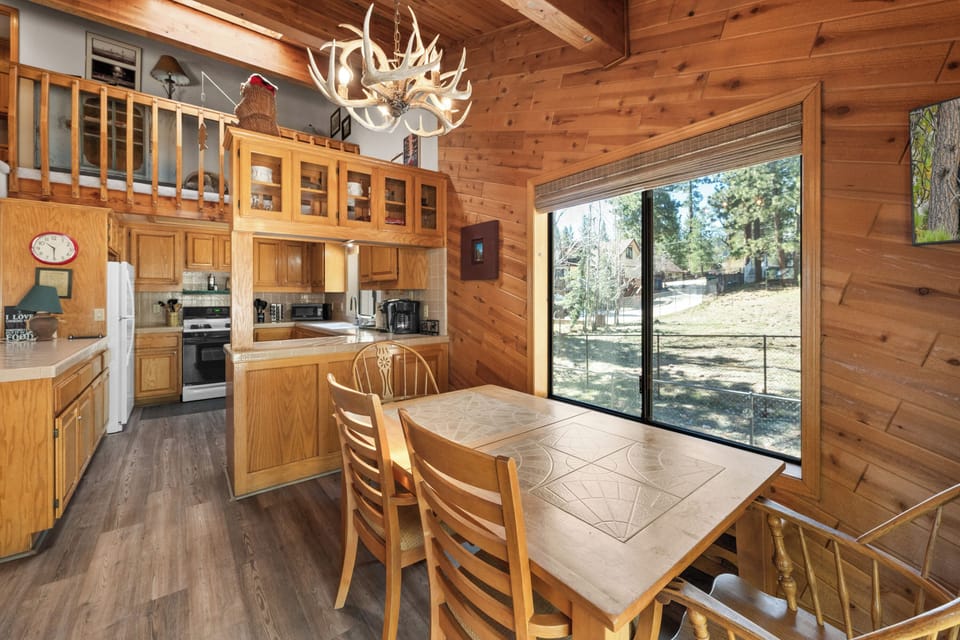 Signature Cabin, 4 Bedrooms, Hot Tub, Mountain View | In-room dining