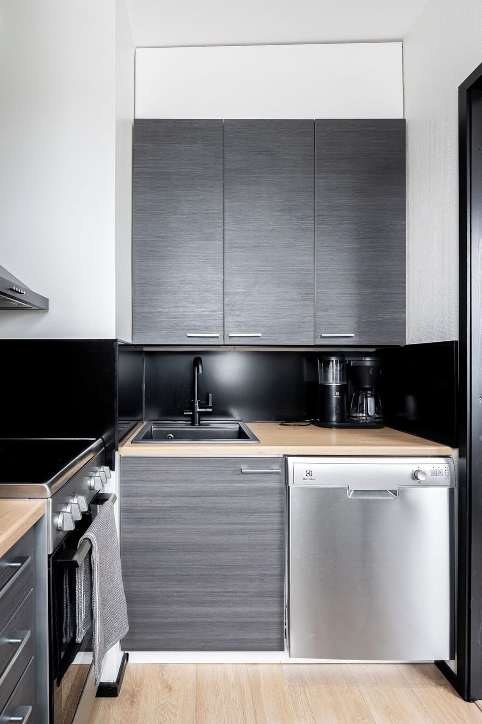 Apartment, City View | Private kitchen | Mini-fridge, microwave, oven, stovetop