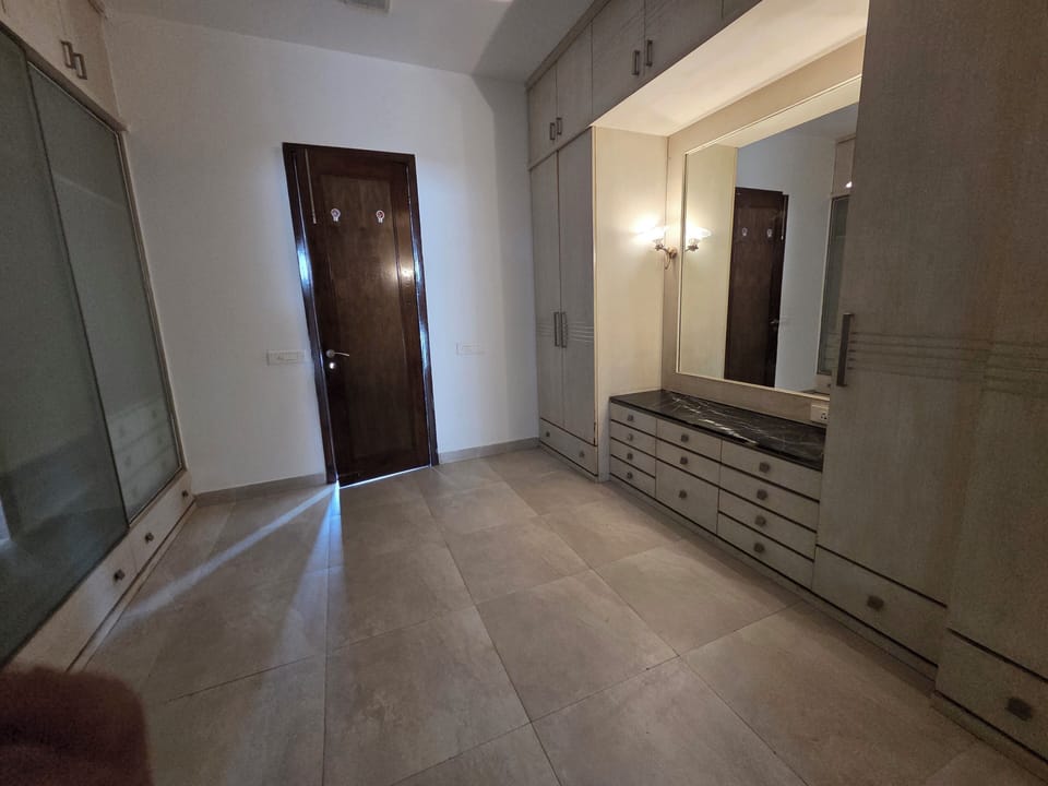 Family Suite | In-room safe, desk, laptop workspace, blackout drapes