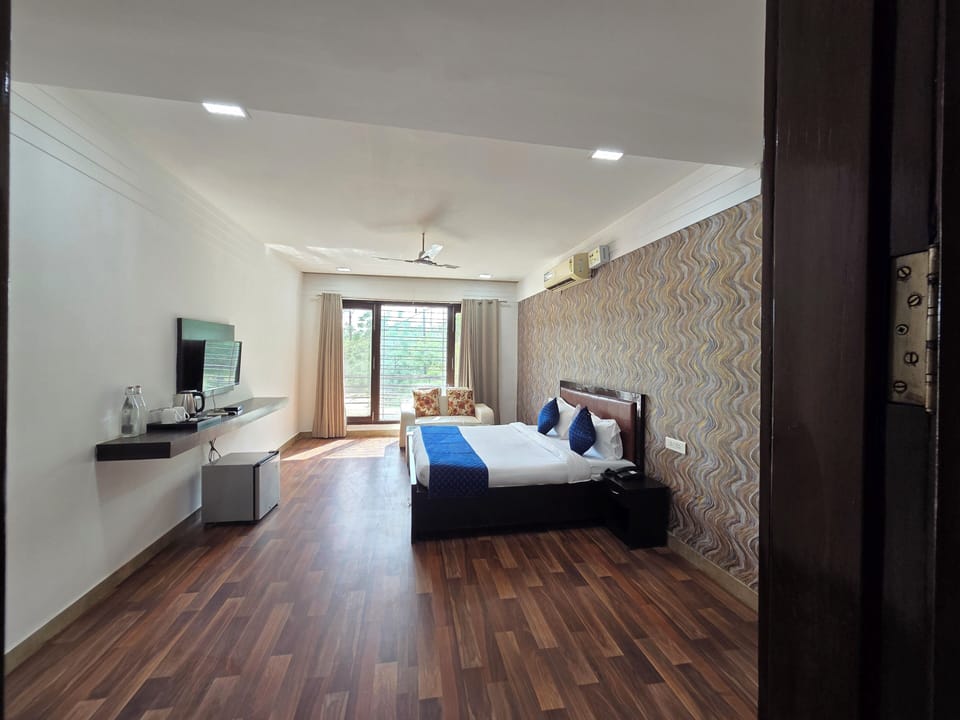 Family Suite | In-room safe, desk, laptop workspace, blackout drapes