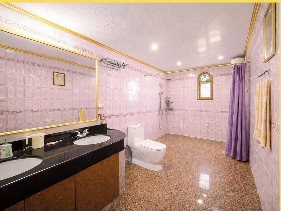 Shower, rainfall showerhead, free toiletries, bidet
