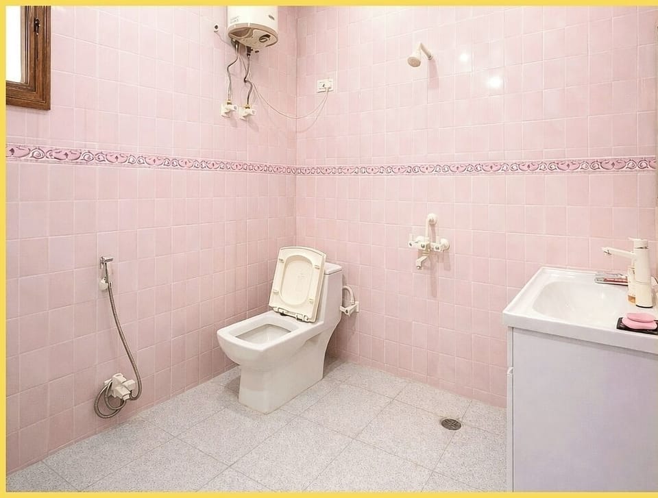 Shower, rainfall showerhead, free toiletries, bidet