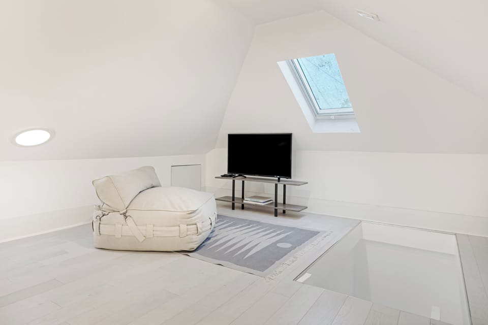 Bedroom 3 features a king bed and a TV.