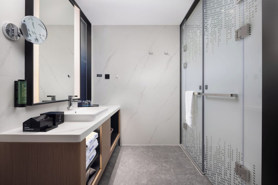 2 Twin Beds Superior Deluxe Room | Bathroom | Free toiletries, hair dryer, slippers, towels