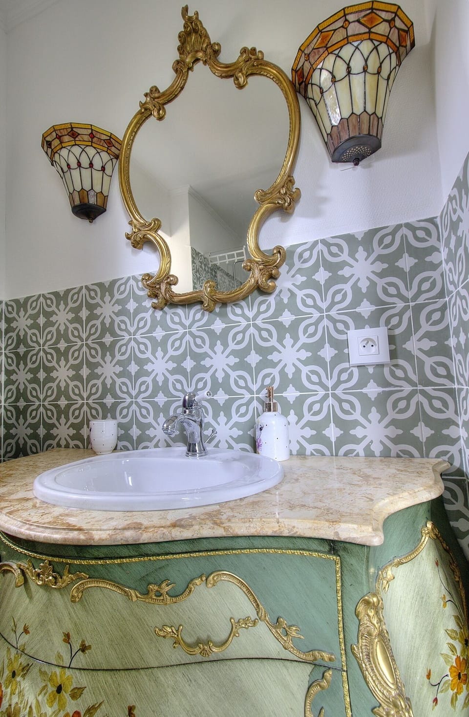 Luxury Suite, Garden View | Bathroom | Hair dryer, towels, soap, shampoo