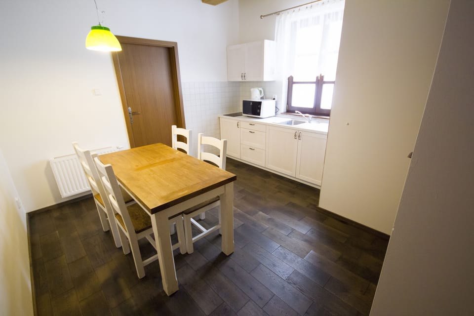 Apartment, 2 Bedrooms, Kitchenette | In-room dining