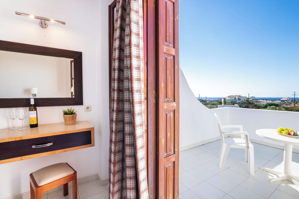 Standard Double Room, Balcony, Garden View | Interior