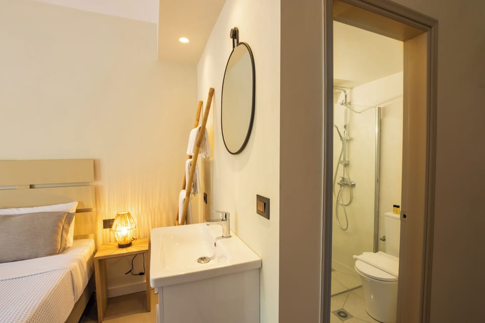 Superior Double Room, Balcony, Pool View | Bathroom