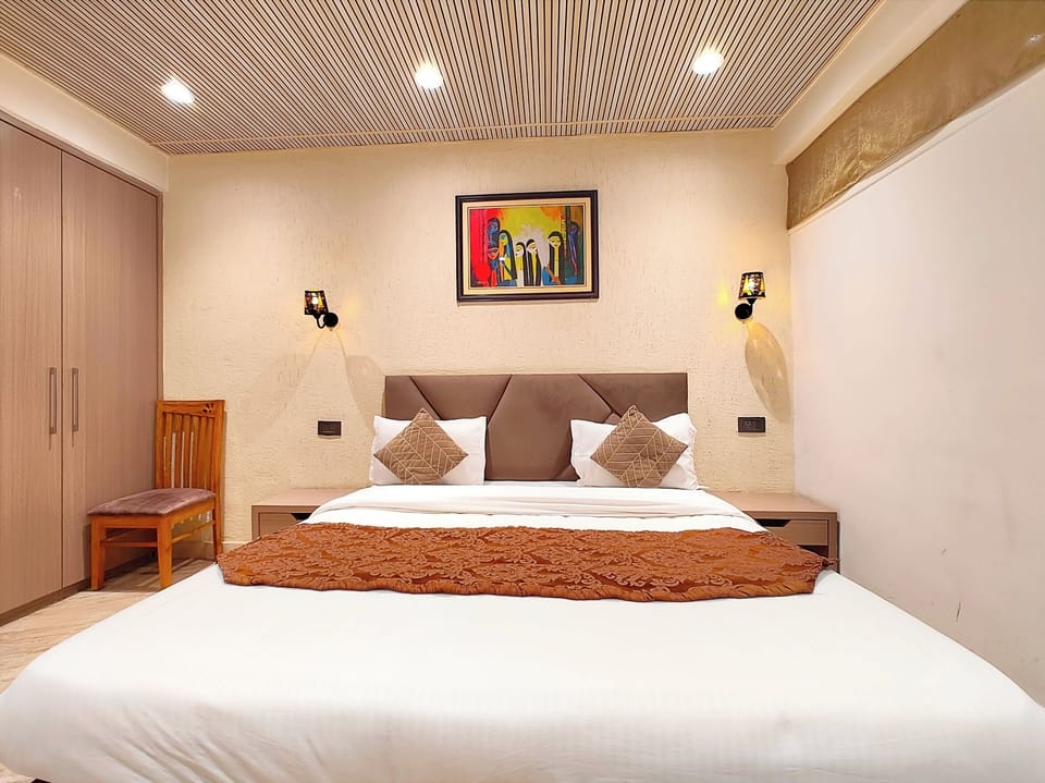 Deluxe Double Room, Air conditioning | Hypo-allergenic bedding, desk, soundproofing, free WiFi