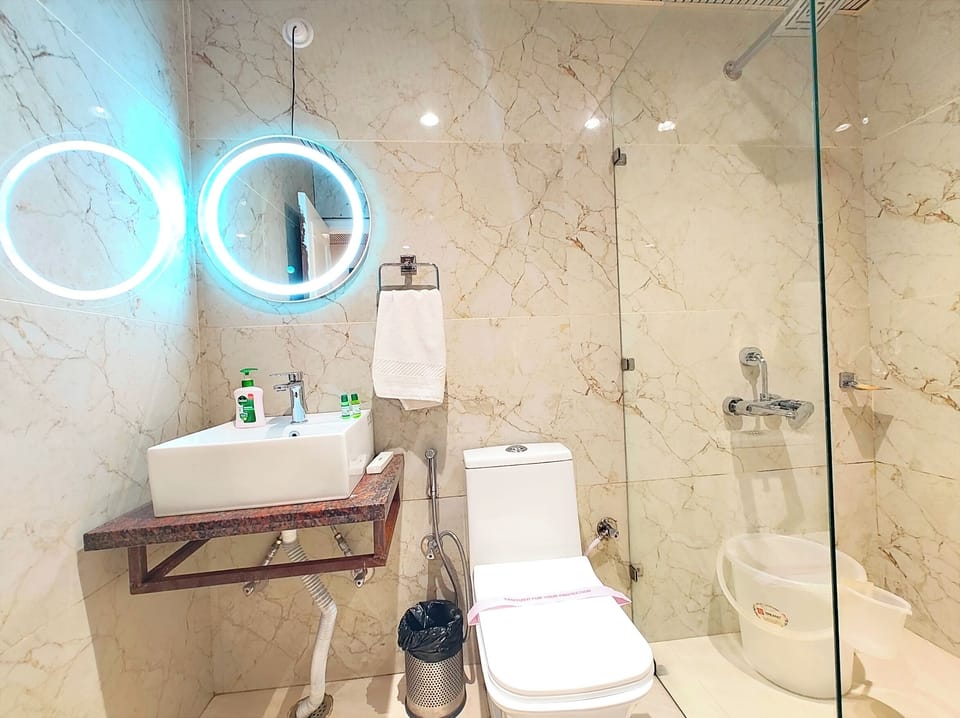 Deluxe Double Room, Air conditioning | Bathroom | Shower, rainfall showerhead, slippers, bidet