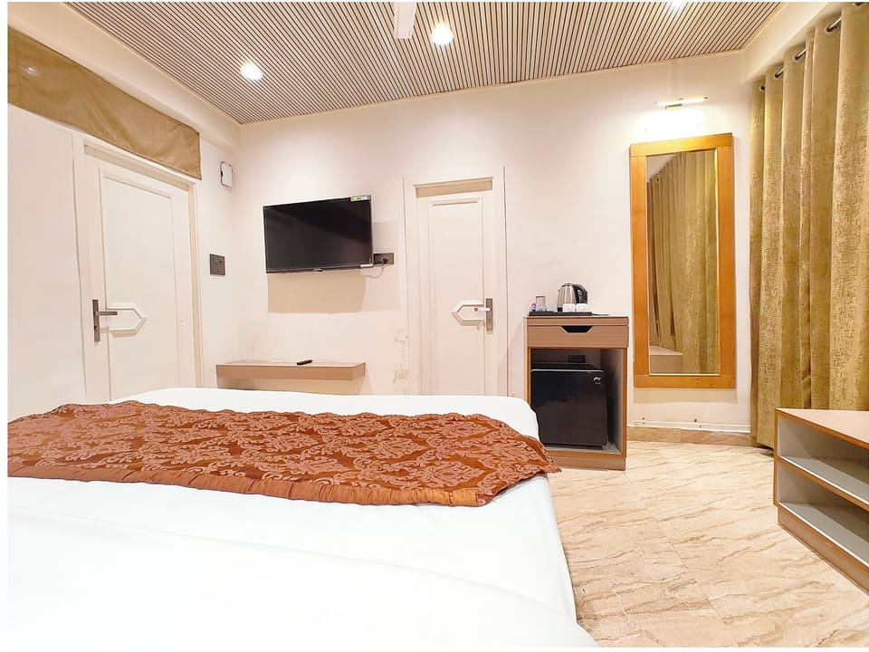 Deluxe Double Room, Air conditioning | Hypo-allergenic bedding, desk, soundproofing, free WiFi