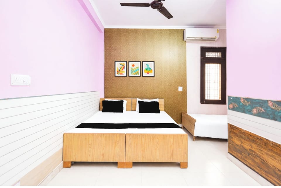 Deluxe Triple Room, Air conditioning | Hypo-allergenic bedding, desk, soundproofing, free WiFi