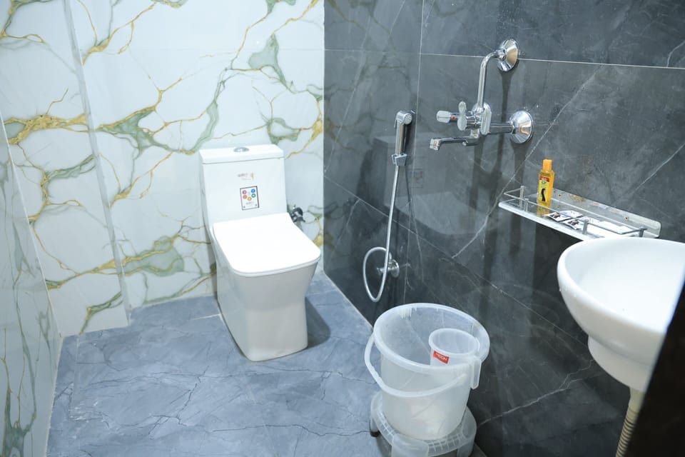 Deluxe Double Room | Bathroom | Shower, free toiletries, towels, soap