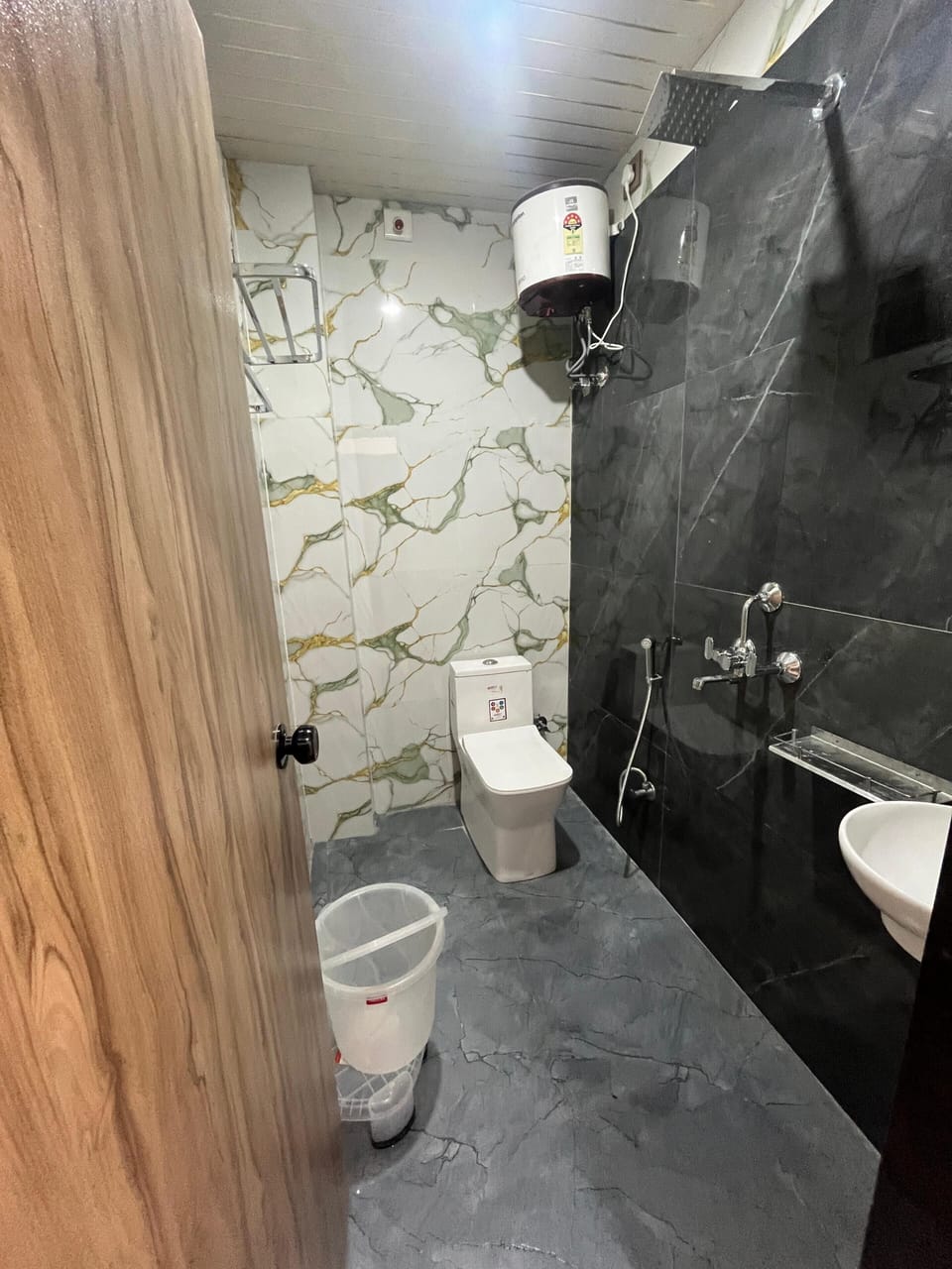 Deluxe Double Room | Bathroom | Shower, free toiletries, towels, soap