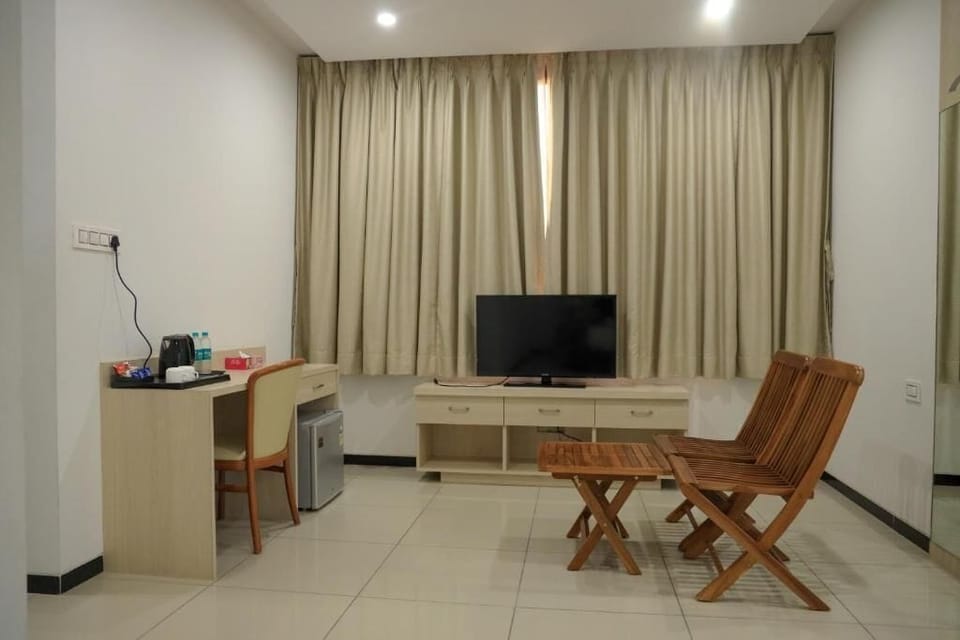 Suite, Balcony, Pool View | Interior