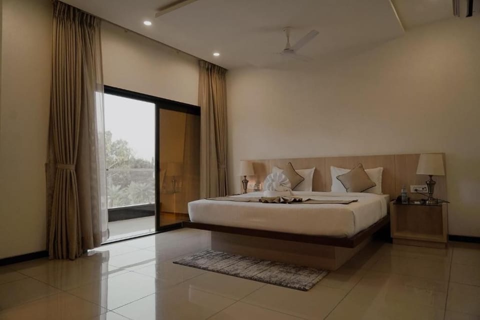Suite, Balcony, Pool View | In-room safe, desk, soundproofing, iron/ironing board