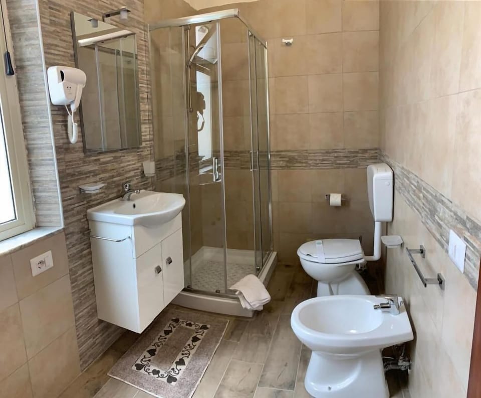 Comfort Triple Room | Bathroom | Shower, hair dryer, bidet, towels