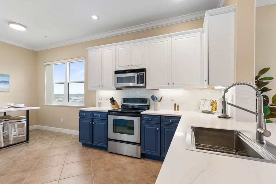 The kitchen brings in the deep ocean blue to have a coastal feel throughout.