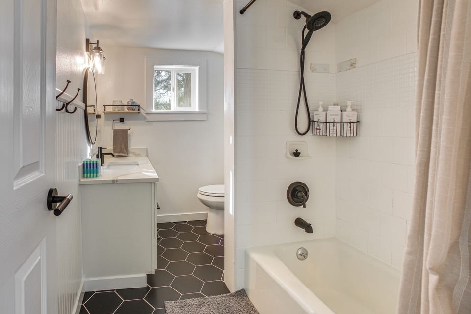 Bremerton Home: 2 Mi to Ferry & Boardwalk Cottage in Bremerton