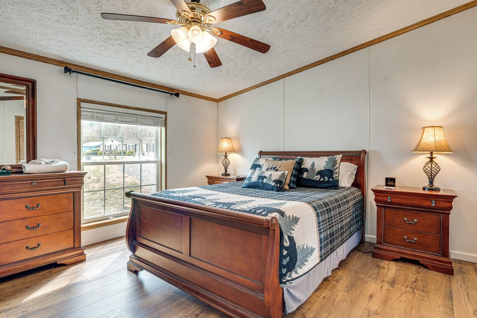 Long-range Mtn Views! Scenic Asheville Sanctuary Cottage in Asheville