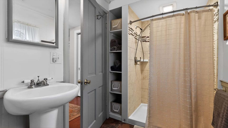 Apartment, 1 Bedroom | Bathroom | Towels, shampoo