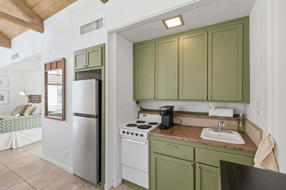 Studio | Private kitchen | Fridge, oven, coffee/tea maker, toaster