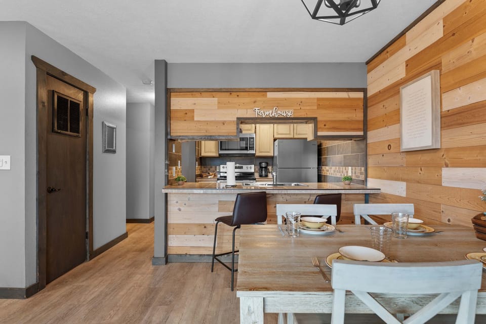 Condo, 1 King Bed with Sofa bed, Balcony, Golf View (Hole-in-One Hideaway) | Dining