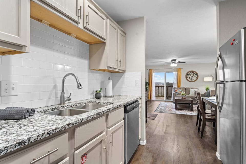 Condo, Multiple Beds, Balcony, Garden View (Sunset Cove at Table Rock Lake) | Private kitchen