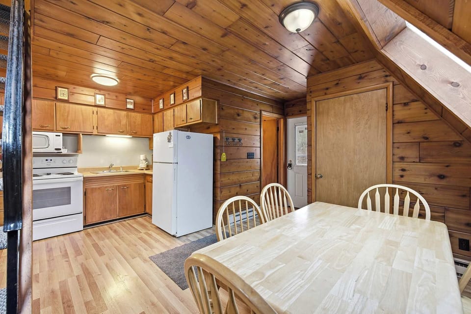 From the kitchen to the table, everything flows just right here.