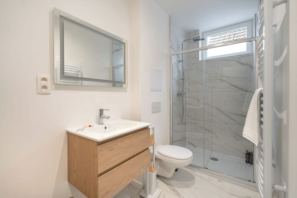 Classic Twin Room, Courtyard View | Bathroom | Shower, hair dryer, slippers, towels