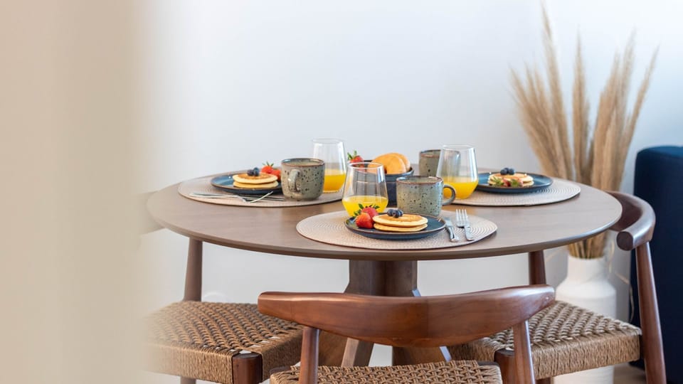 Comfortable dining area, to enjoy your meals in style. #MealComfort #AirbnbPorto
