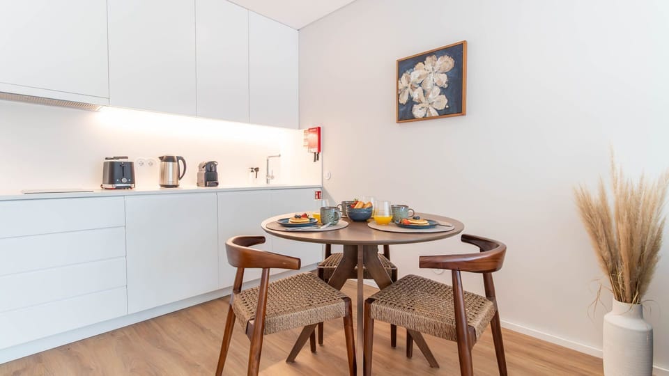 Comfortable dining area, to enjoy your meals in style. #MealComfort #AirbnbPorto