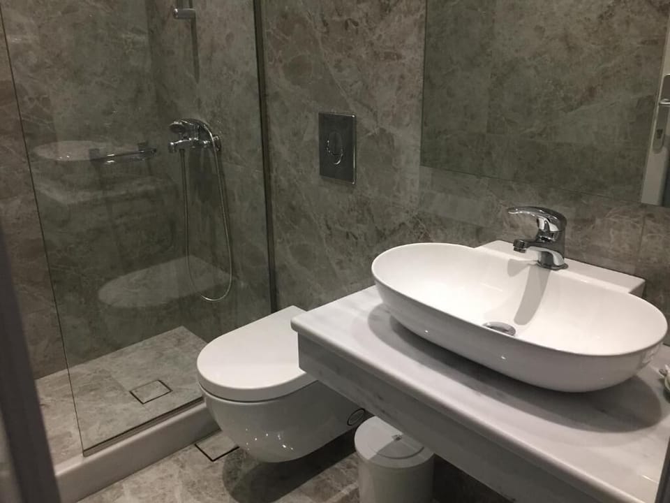 Standard Triple Room, Balcony, Garden View | Bathroom | Shower, hair dryer, towels