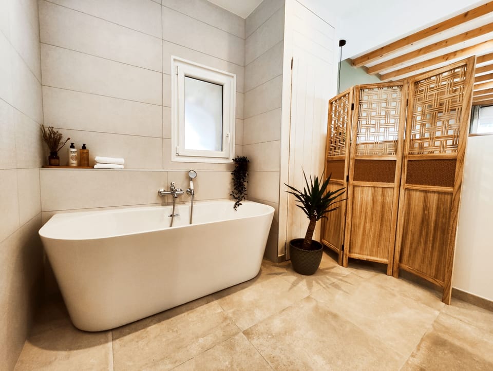 Premium Suite, Garden View (BOIS) | Bathroom | Free toiletries, hair dryer, slippers, towels