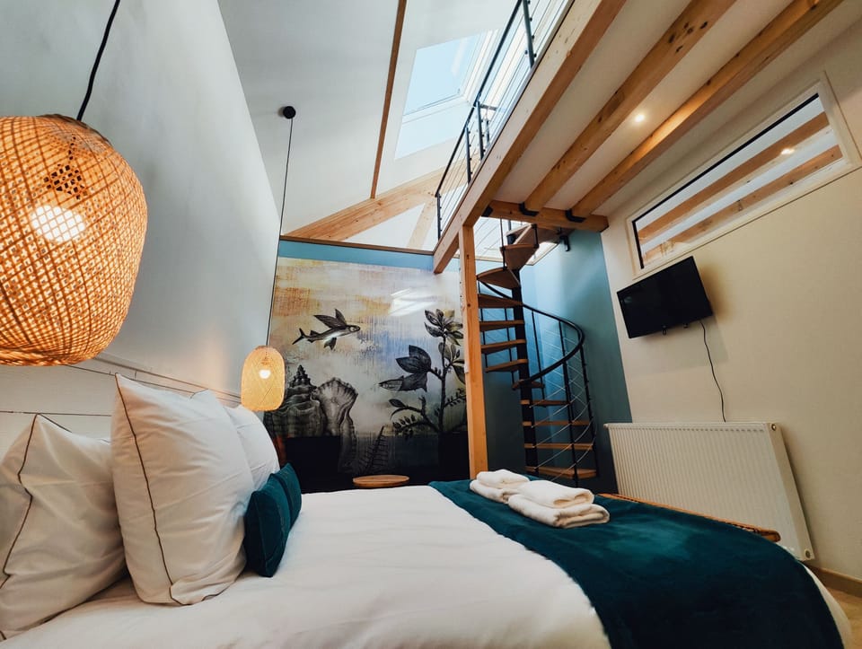 Design Suite, Courtyard View (EAU) | Premium bedding, desk, laptop workspace, iron/ironing board