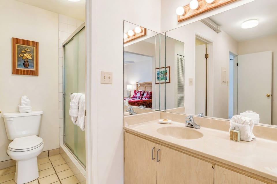 A spotless, beautifully tiled walk-in shower to rinse off the sand and salt after a great day at Napili Bay. NAP-B43
