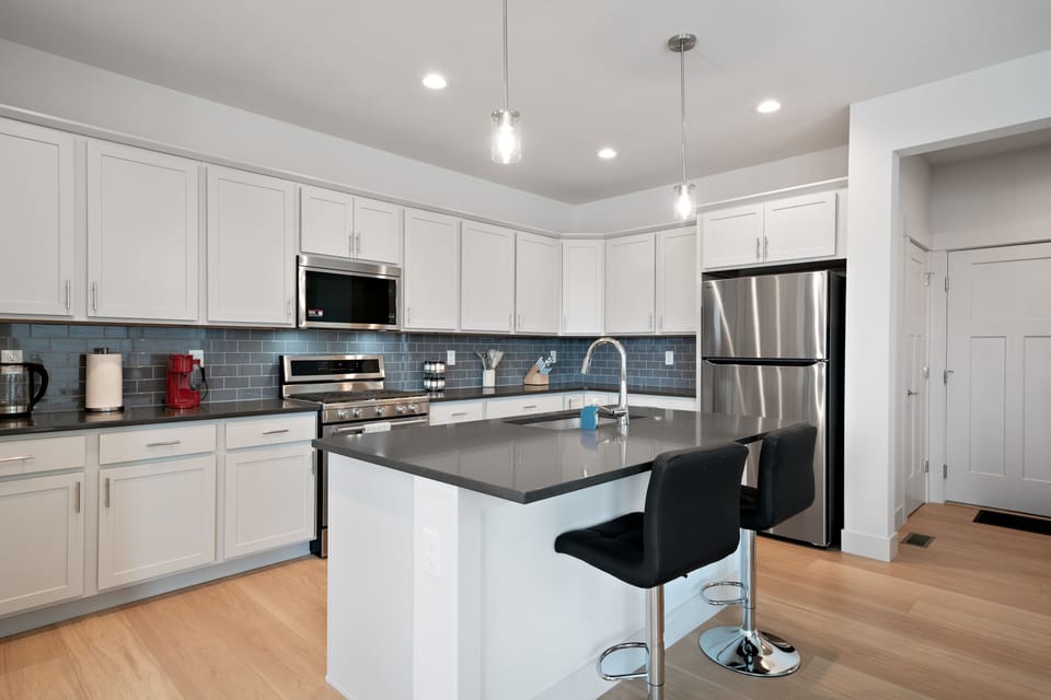Kitchen: Bright kitchen with modern finishes, perfect for preparing meals with ease.