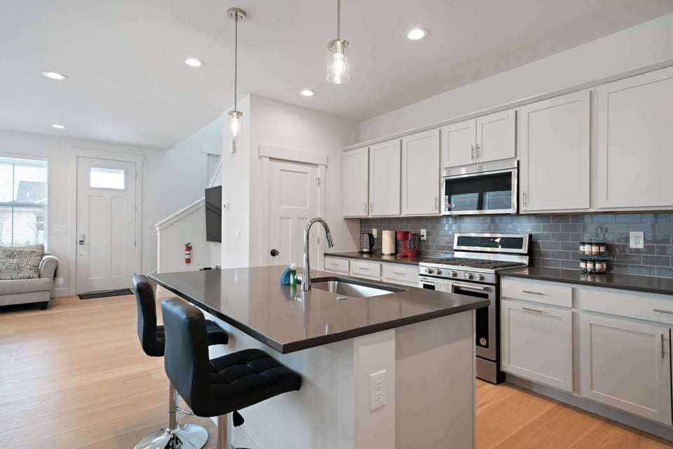 Kitchen: Bright kitchen with modern finishes, perfect for preparing meals with ease.