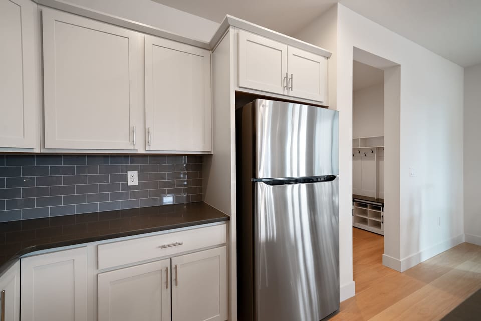 Kitchen: Bright kitchen with modern finishes, perfect for preparing meals with ease.